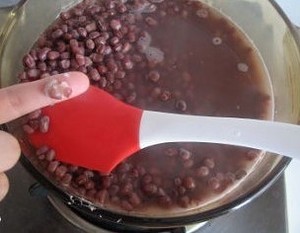 用糖水浸泡红豆