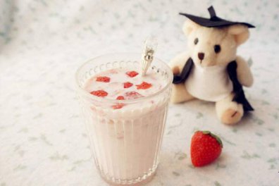 网红草莓牛奶的做法